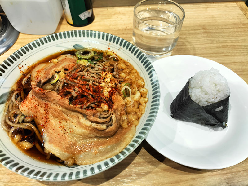 肉そばとおにぎり
